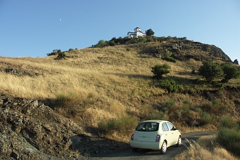 Kleines Auto und kleiner Berg