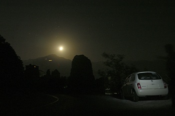 Mond und Auto