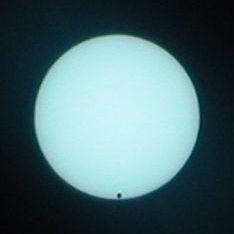 Halbe Venus vor der Sonne